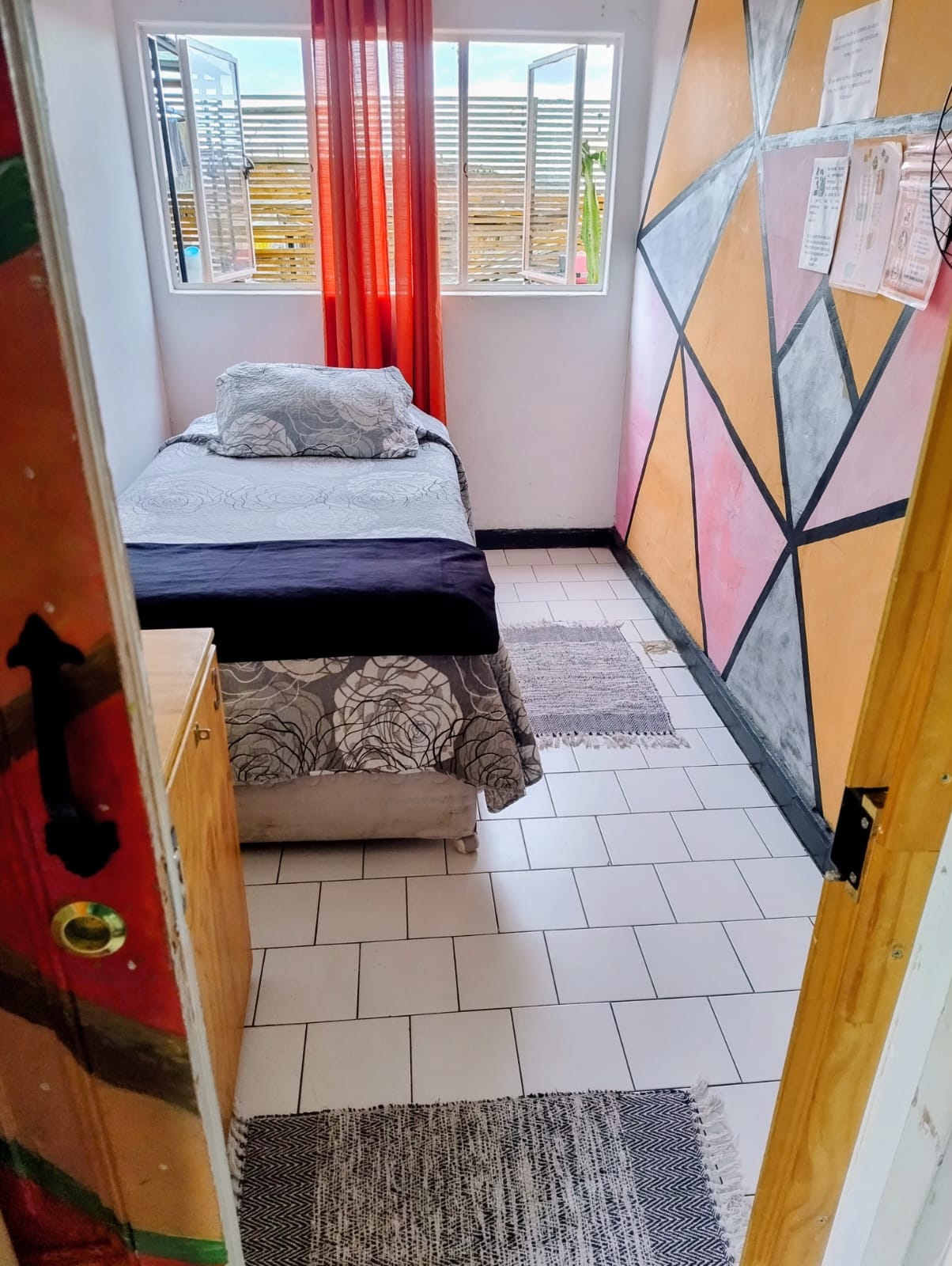 PANCA: Habitación Individual, cama de plaza y media con baño compartido, free wifi, distintas zonas de esparcimiento , livingbar, uso de cocina compartida , sala de juegos , zona de bbq, terrazas con vistas panorámicas a toda la ciudad.